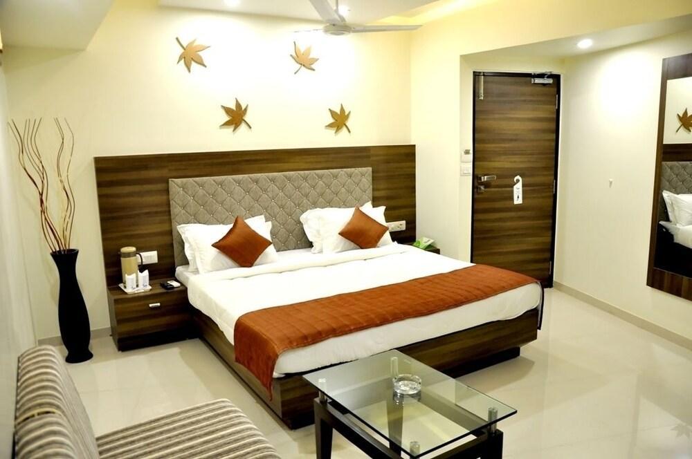 Hotel Ashish Ahmedabad Exterior foto