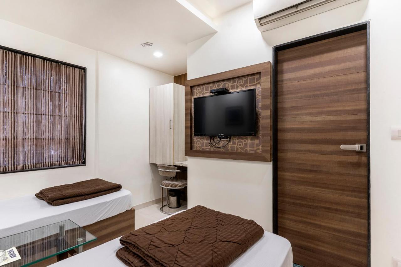 Hotel Ashish Ahmedabad Exterior foto