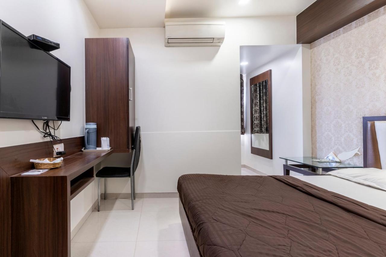 Hotel Ashish Ahmedabad Exterior foto